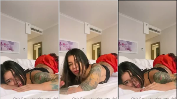 Jenn Muriel exótica ninfeta tatuada deitada na cama