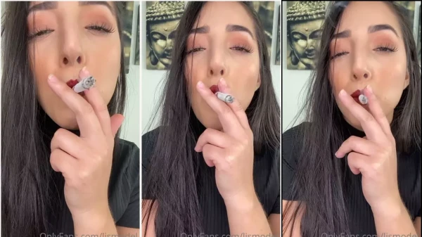 Putinha brasileira Lis Del Castilho fumando um cigarrinho
