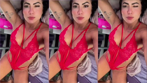 Cavala maromba usando uma lingerie vermelha