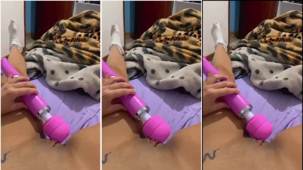 Aline Vitoria colocando a bucetinha para chorar