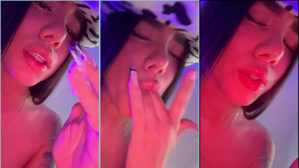 Abril, a menina travessa, se divertindo com os dedos na boca