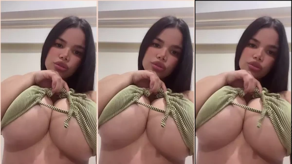 A morena com peitos fartos exibindo um corpão gostoso