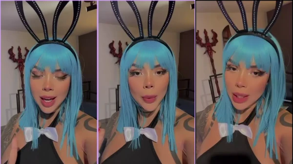 DElettraaoficial se vestiu de coelhinha sensual enquanto bate um papo descontraído com a câmera