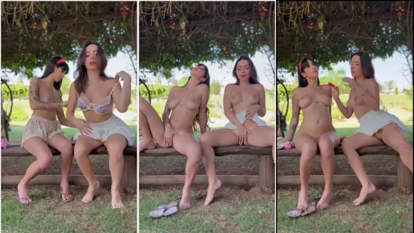 Gabi Saleh e sua amiga se divertindo em público de um jeito bem ousado