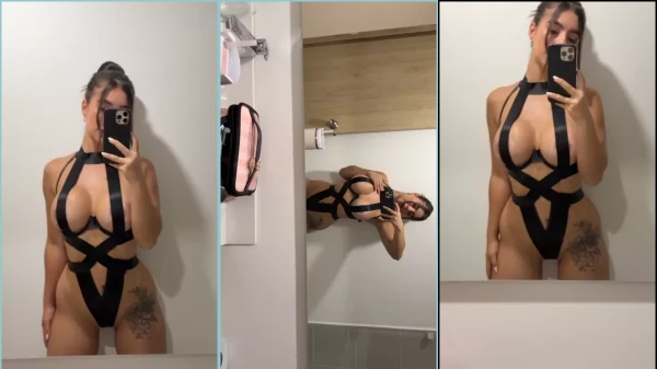 Iris Rodriguez com o corpão sarado e silicone no banheiro