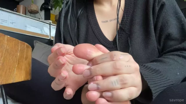 Vídeo da Ella Arievilo mostrando seus pezinhos para quem curte fetiche