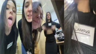 Menininha ousada se mostrando no trampo junto com a parceira