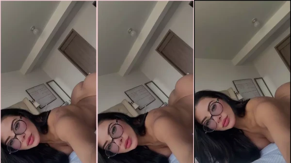 Tatiana Quintero super estilosa de óculos, toda sexy na cama