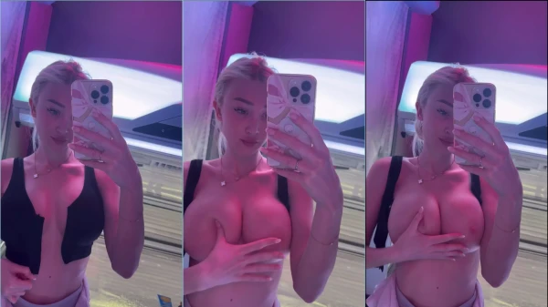 Gatinha loira Frances Bentley se alisando com todo o carinho