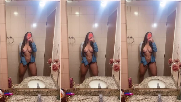 Jessica Patezz, maravilhosa e cheia de charme, admirando seu corpo sem sutiã na frente do espelho