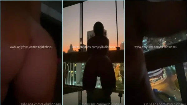 Lais, toda exibida, cheia de charme e maravilhosa na varanda