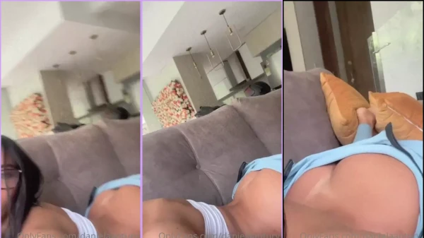 Daniela Antury exibindo a traseira no sofá