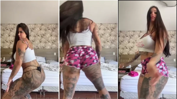 Anny Alves, com a traseira toda tatuada, arrasando no strip e recebendo uma dedada