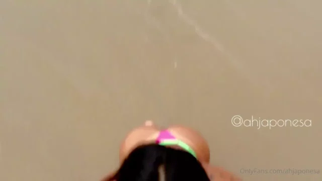 Ah, a Japonesa se soltou na praia!