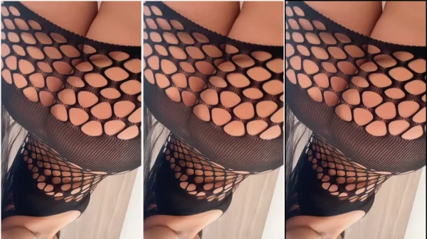 Com um vestido de renda e sem calcinha, a Marcelat04 se mostra toda requintada