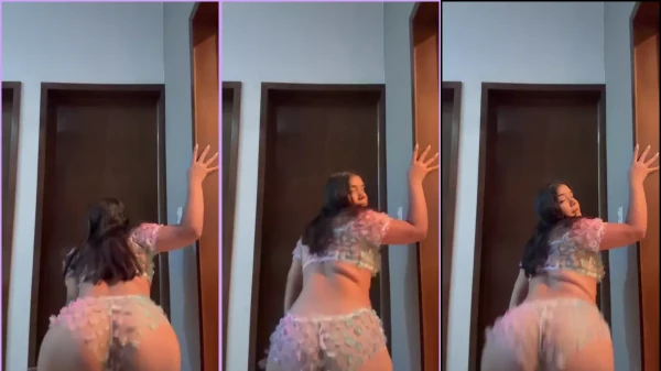 Emily Montanho, a famosa gata nua, irresistível e cheia de malícia!