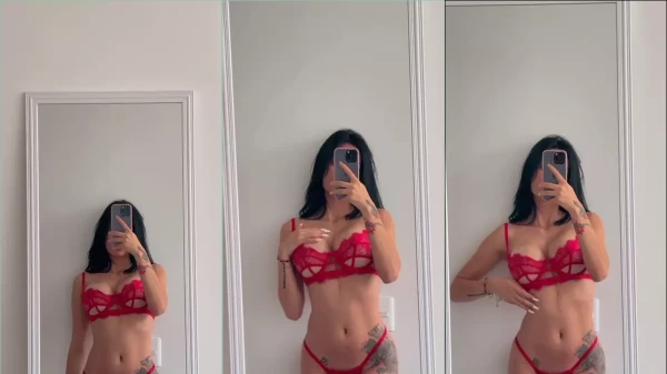 Alice Backer, toda voluptuosa e irresistível, desfilando de calcinha vermelha enquanto se ajeita