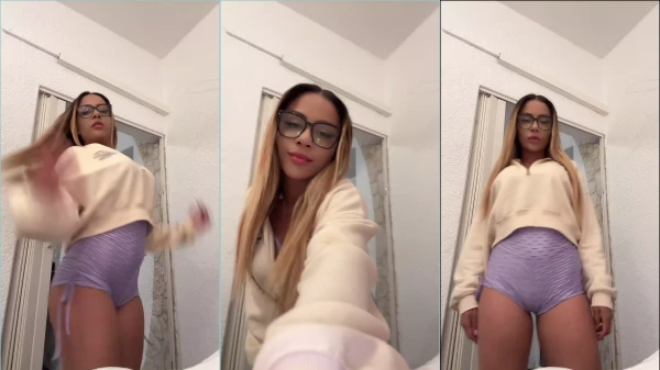 Sofia Lopes tá toda poderosa, de casaco e um shortinho lilás que deixa tudo à mostra