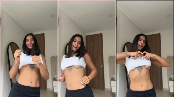 Daniela Antury se remexendo e se divertindo enquanto faz um charme com os peitos