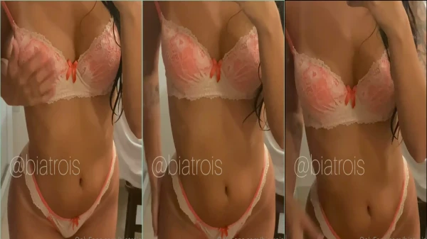 Bia Trois mostrando suas novas peças de calcinha de um jeito de arrasar!