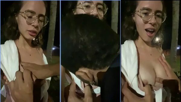 Safadinho mamando nas peitos da Bruhf99 no meio da rua