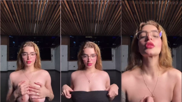 Laura Sahar, a gostosa cheia de curvas, se despindo de um jeito irresistível