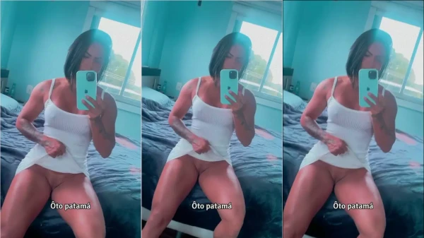 Cavala maromba levantando o vestido pra mostrar a vulva