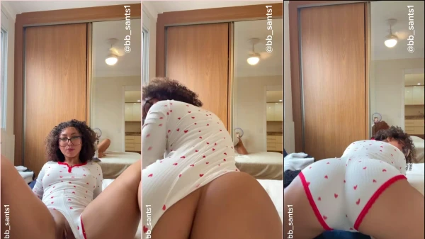 Bbsants puxando a calcinha pra mostrar o bumbum