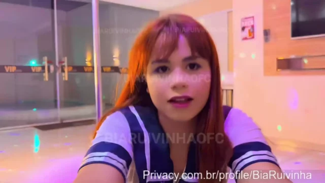 Bia Ruivinha, a bela boqueteira, se esbanjando na dança do pole dance