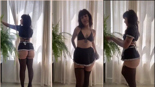 Olha a Martina Olvr arrasando no cosplay de empregada bem safadinha!