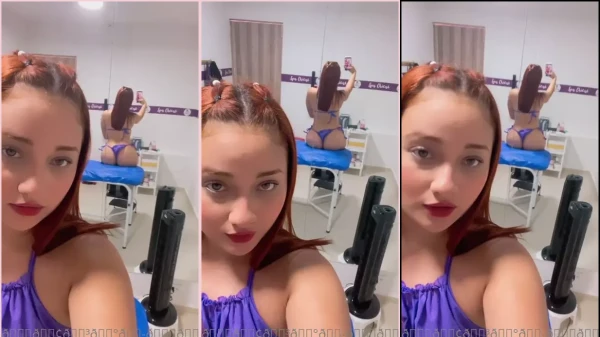 Karolyusetty se mostrando toda pelo espelho