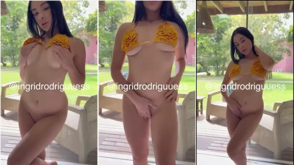 Ingrid Rodrigues, toda magrinha e pelada, se remexendo com muito desejo