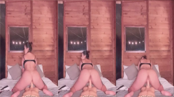 A Cinthia Cossio foi flagrada posando em cima de um brinquedinho bem ousado