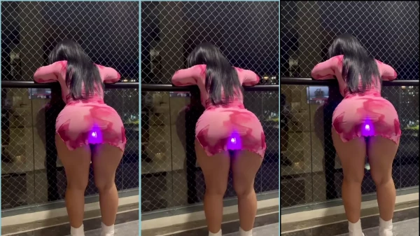 Genesis Diaz de vestido com um brinquedinho anal