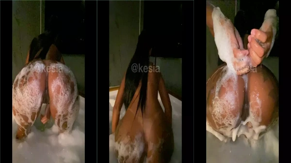 Kesia Funkeirinha relaxando na banheira e se divertindo com a sua intimidade