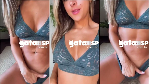 Uau, essa loirinha tá irresistível com essa calcinha azul!