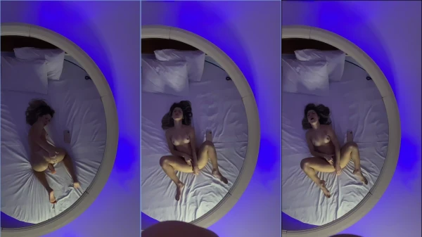 Marcela Soares em um vídeo ousado, loira na cama de um motel