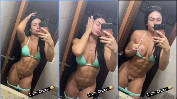 Danny Mancini, na frente do espelho, puxou a calcinha para baixo