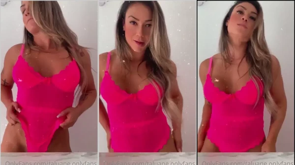 Taluane, toda serelepe e cheia de charme no seu maiô rosa, se deleitando com um momento só dela
