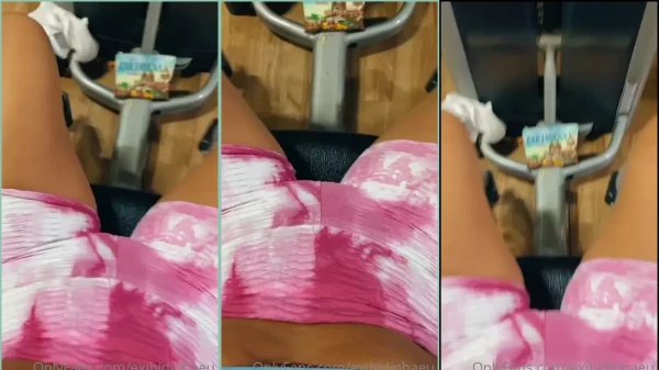 Electra Dominica com short bem justo que destaca a calcinha