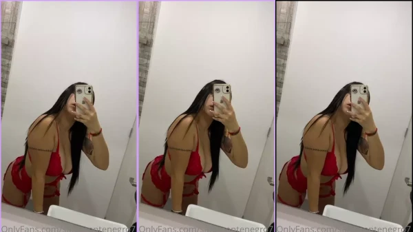 Sara Montenegro, toda sensual de calcinha vermelha, dando aquele charme no banheiro