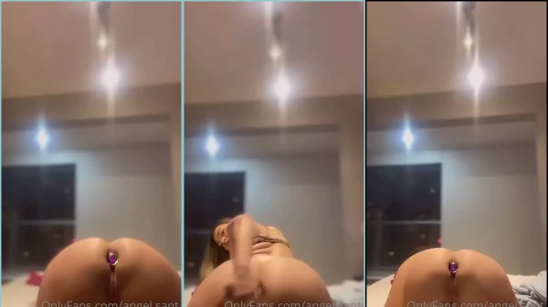 Angel Santiago exibindo o plug anal enfiado na sua parte de trás