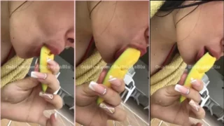 Burbujitablu dando uma sugada na manga de um jeito provocante