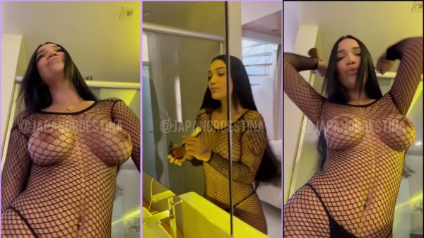 Toda cheia de atitude, a Japa do Nordeste aparece deslumbrante em um vestido que é puro glamour e transparência
