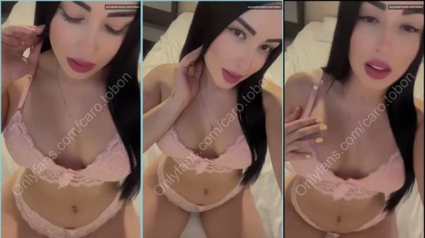 Carolina Tobon toda feliz, usando uma calcinhazinha bem hot