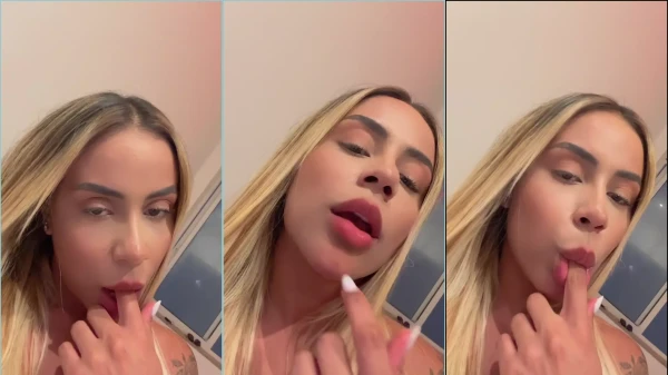 Vídeo da Bela Marquez toda peralta, se deliciando ao chupar o dedo!