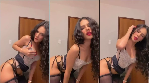 Poliana Arapiraca em momento ousado, se exibindo em seu quarto sensual