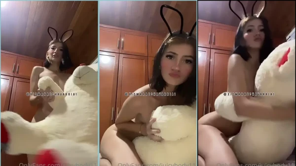 Xiomara Echavarria tá irresistível pelada se divertindo com seu ursinho