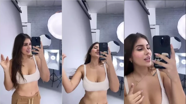 Valeria Salinas, uma gata novinha, gravando uns vídeos com o celular