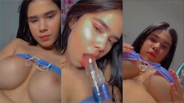 Michelle Rabbit se satisfazendo sozinha